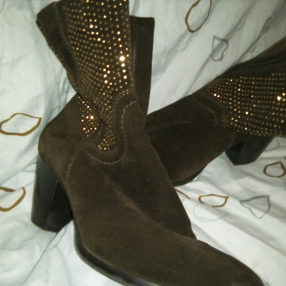 All kinds of clothes. Purses shoes and more - Picture 7 of 8